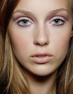 Elisabeth Beauté - Maquillage des yeux bleus : comment trouver la bonne nuance pour les mettre en valeur yeux bleus